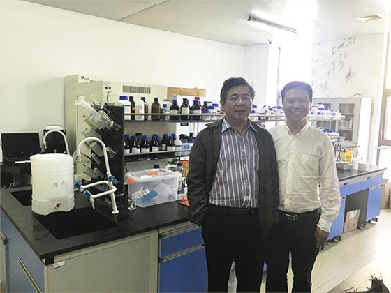 星空网页版
仪器总经理李波和华东理工大学施教授的合影
