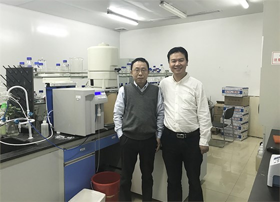 康复得生物董事长李青山和星空网页版
仪器总经理李波的合影